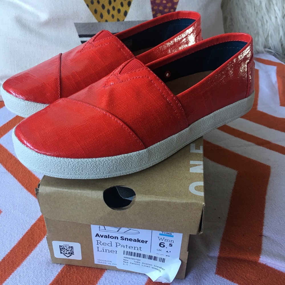 Brand new red patent linen toms Avalon sneakers