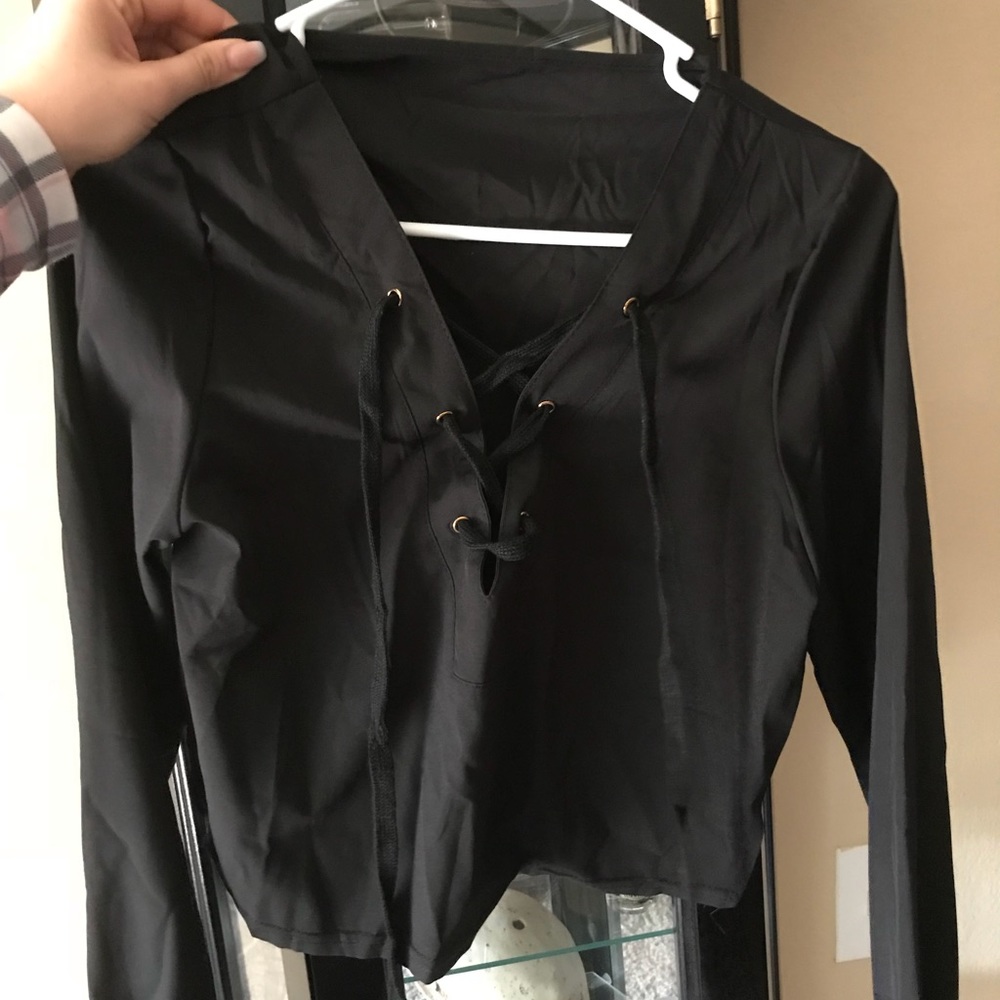 Black front lace up long sleeve crop top