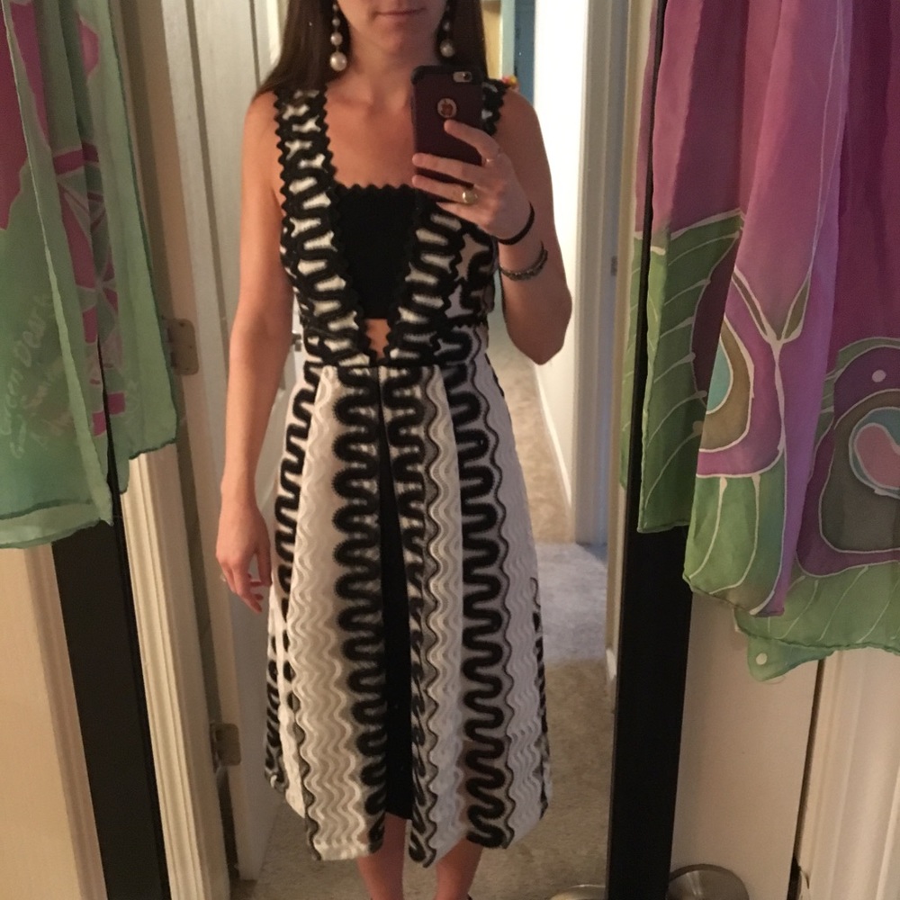 Trendy Topshop Dress in Black/White. Size 0