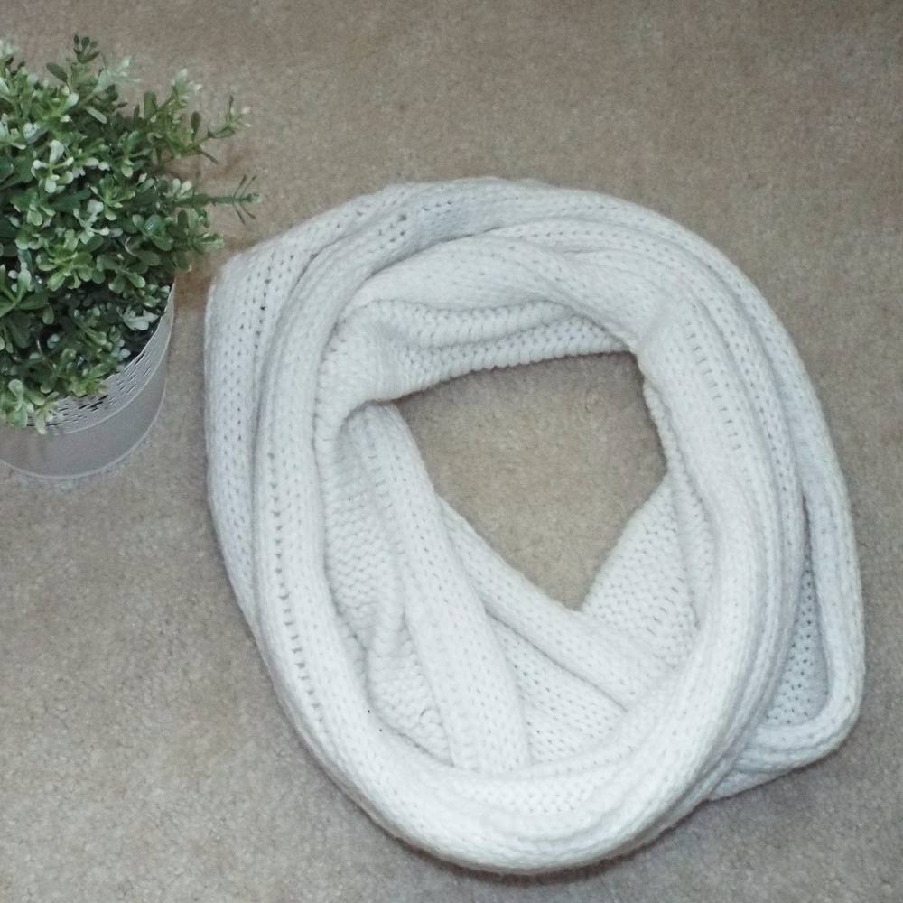 ☃️🌨️ A&F WHITE KNIT INFINITY SCARF