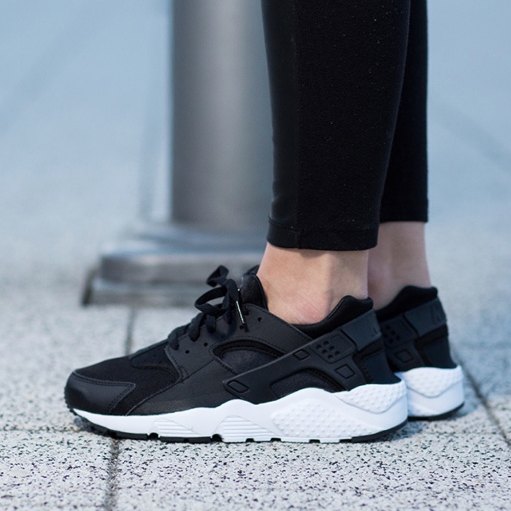 Nike Huarache Run (GS) in Black/White