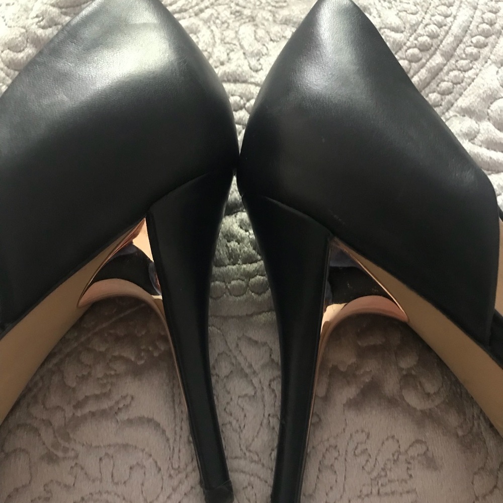 Brooks Brothers pumps. 4 in. Gold detail at heel.