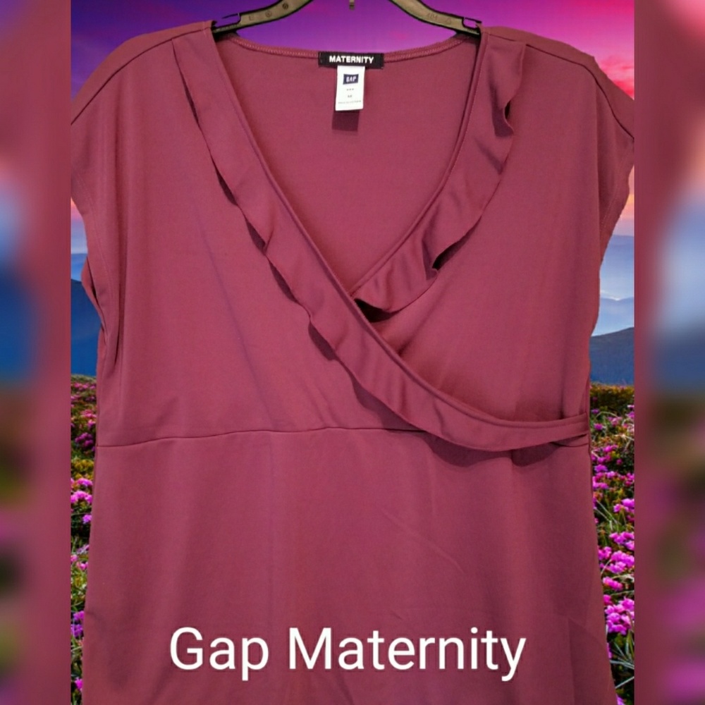 Gap maternity top. M
