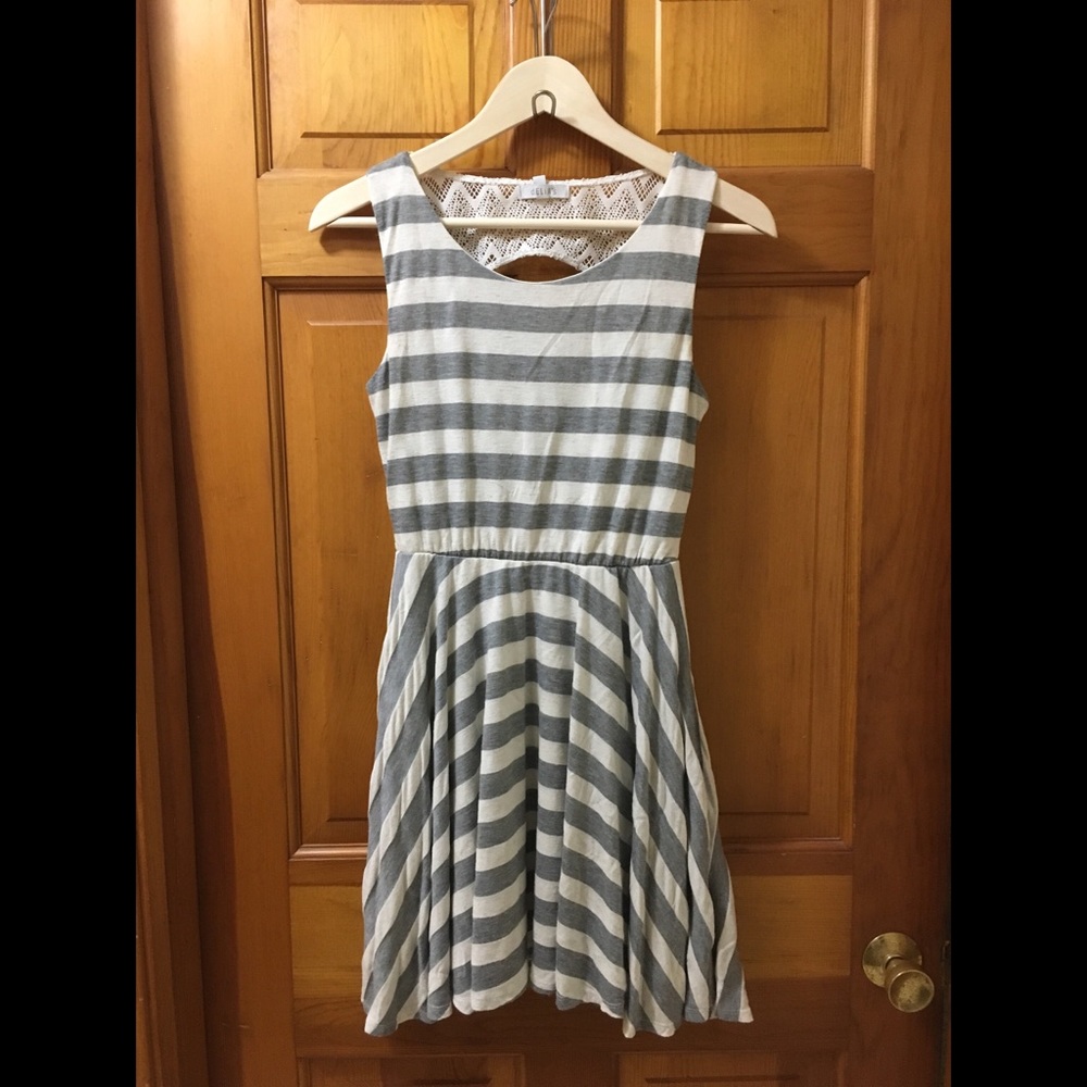 Sleeveless cotton dress with lace back