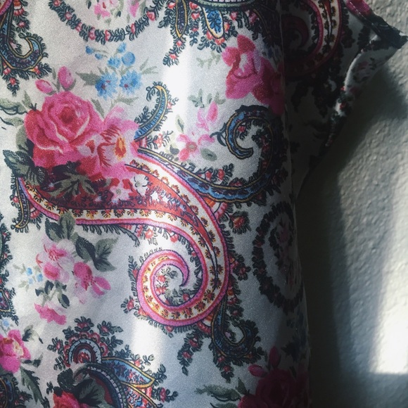 š“SOLD ON MERCARIš“Vintage Silk Patterned Top - Picture 4 of 5