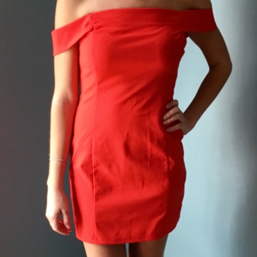 Red off the shoulder bodycon dress