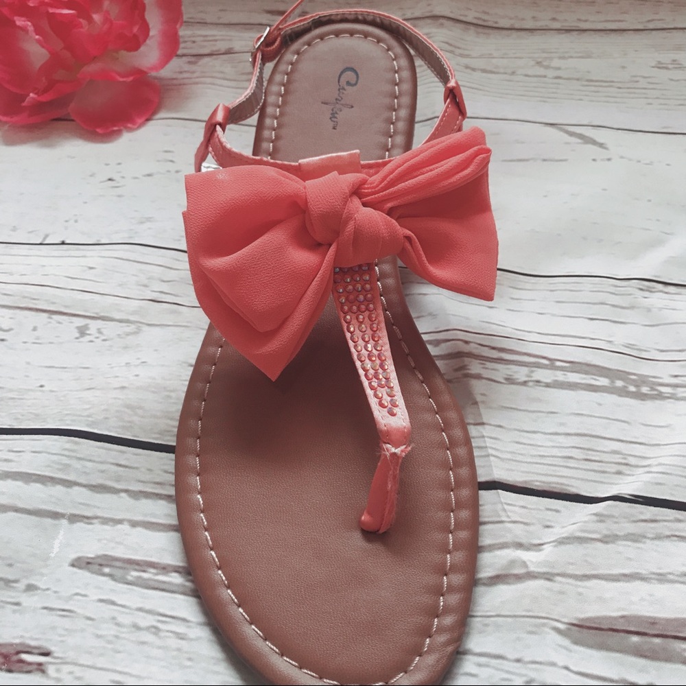 Adorable sandals with a pink bow!💕