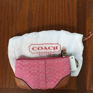 Pink change purse Coach 👛