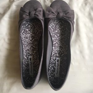 Size 13M American Eagle gray shoes with bows