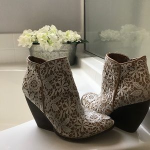 Lace wedged Chelsea bootie