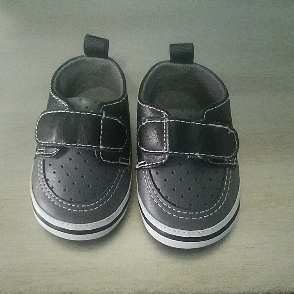 BRAND NEW! Grey and black Velcro shoes