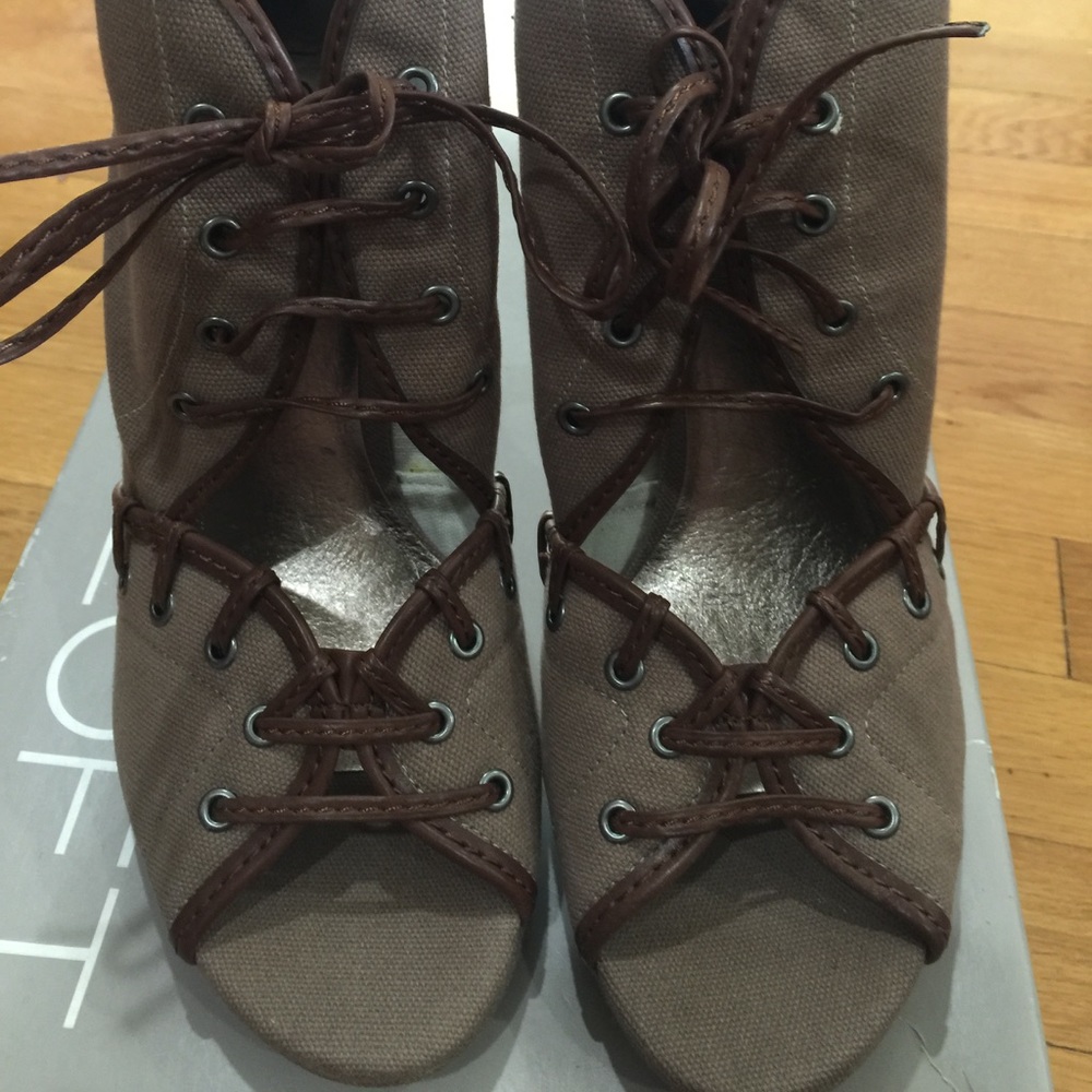 Anne Taylor Loft Bryce Lace up Heels Size 9