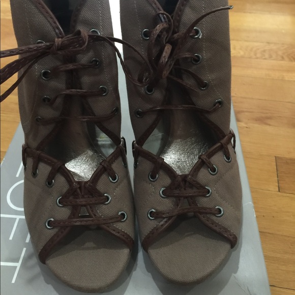 Anne Taylor Loft Bryce Lace up Heels Size 9 - Picture 6 of 7