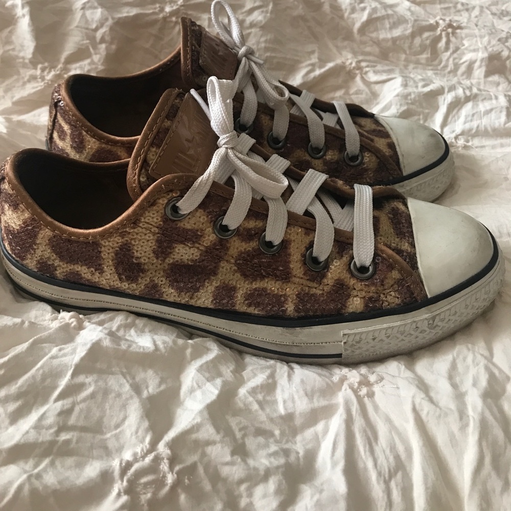 Giraffe print converse