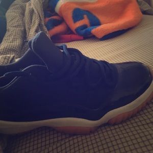 Jordan 11 navy gum