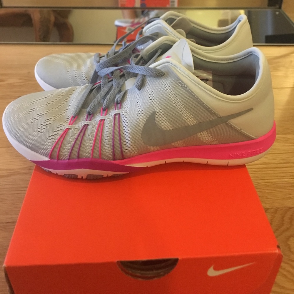 NEW NIKE FREES SIZE 6