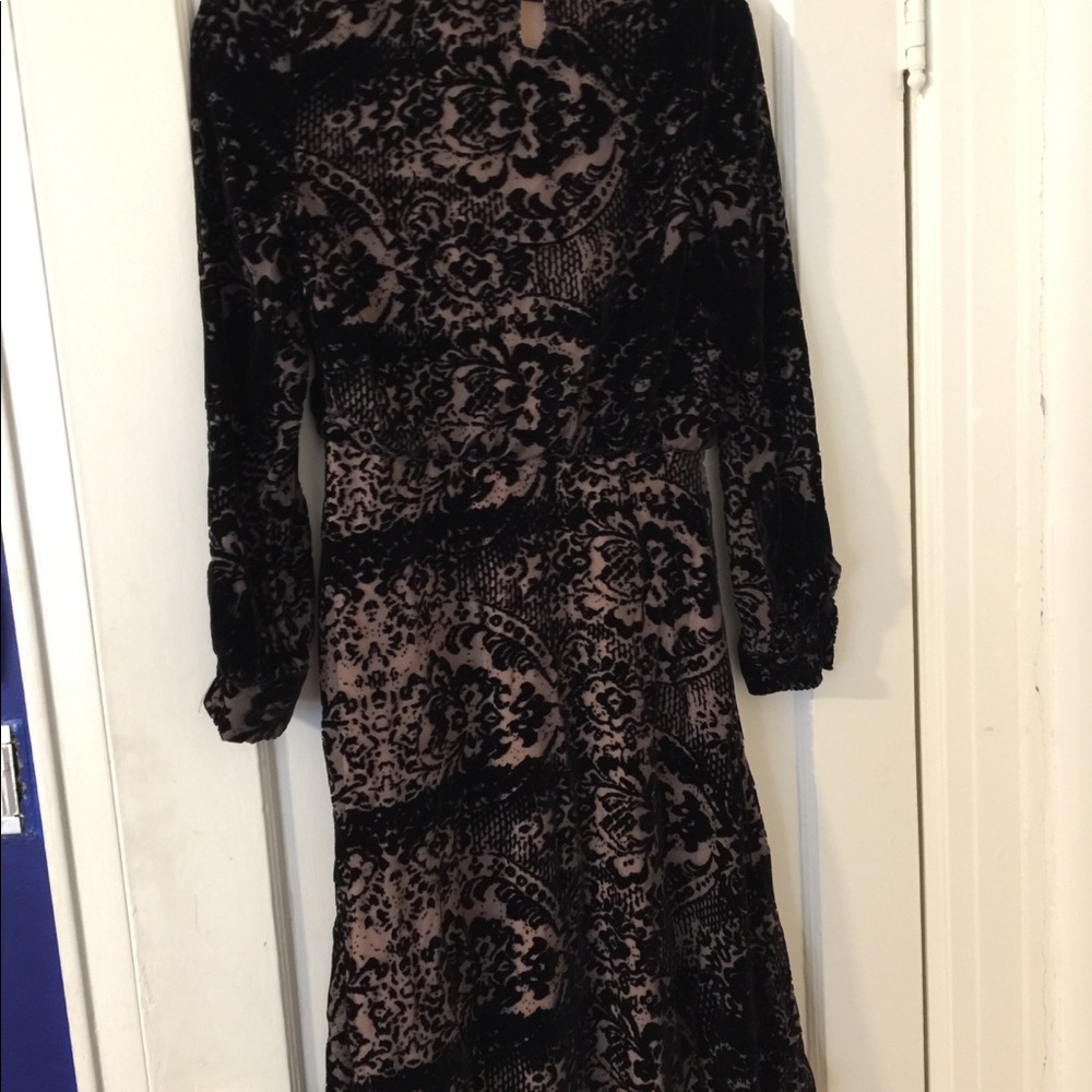 Black velvet overlay dress - Picture 5 of 8
