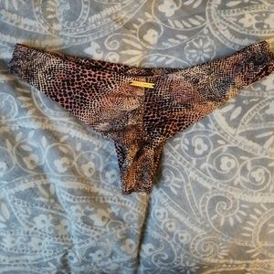 Boys + Arrows bottoms size small