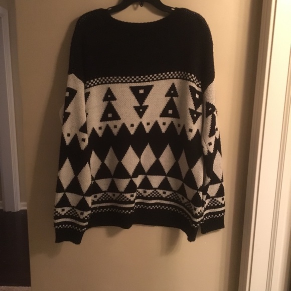 Pattern Sweater - Picture 3 of 3