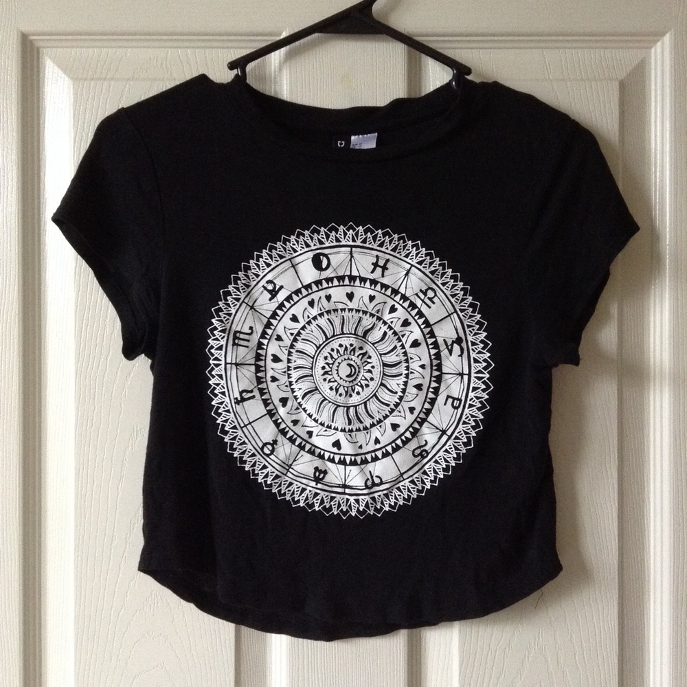 Black H&M horoscope cropped graphic t-shirt