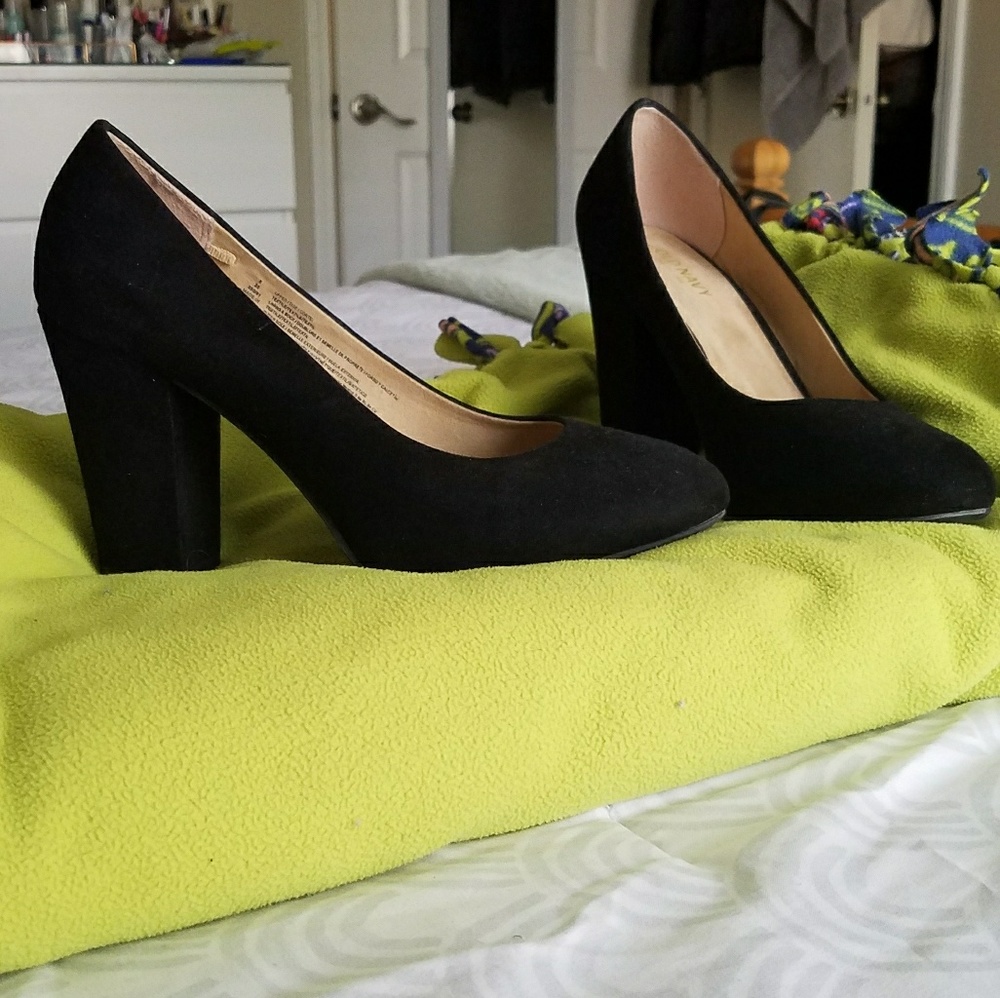 Old Navy Black Chunky Sueded Pumps