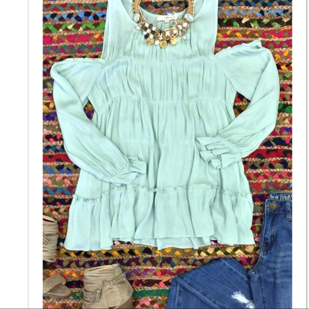 Open / cold shoulder top