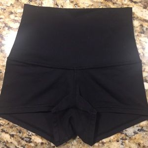 Lululemon black yoga shorts size 2 VGUC