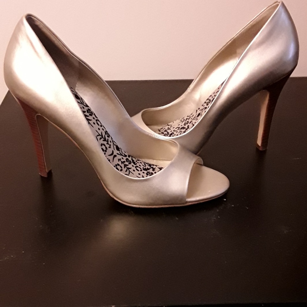Unisa Gold Leather Peep Toe Heells