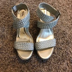 Gold/silver wedge straps shoe.