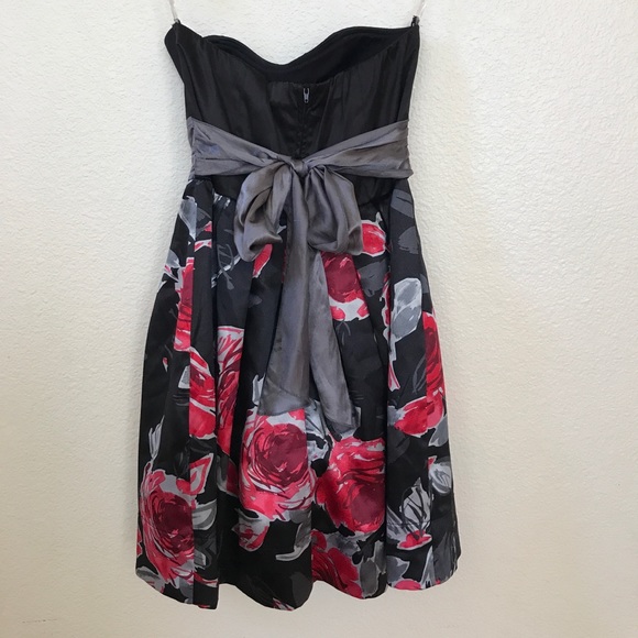 🇺🇦 DONATED to Ukraine thru KidsCare - black&red floral satin strapless dress - Picture 2 of 6