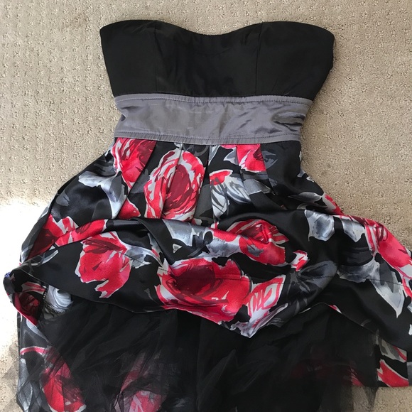 🇺🇦 DONATED to Ukraine thru KidsCare - black&red floral satin strapless dress - Picture 3 of 6