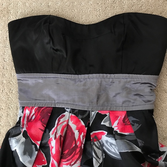 🇺🇦 DONATED to Ukraine thru KidsCare - black&red floral satin strapless dress - Picture 4 of 6