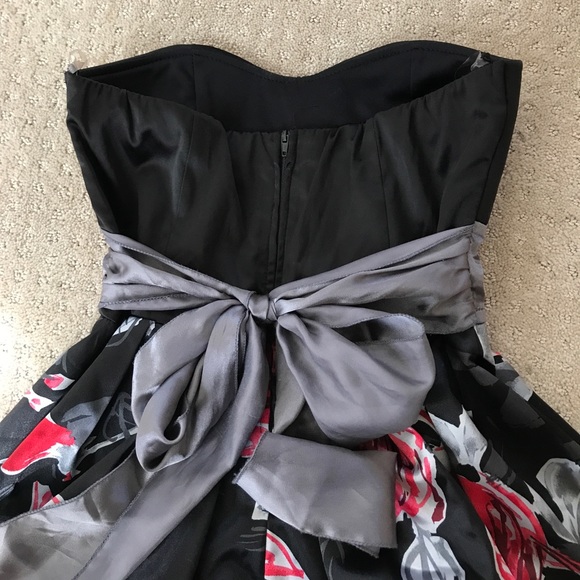 🇺🇦 DONATED to Ukraine thru KidsCare - black&red floral satin strapless dress - Picture 5 of 6