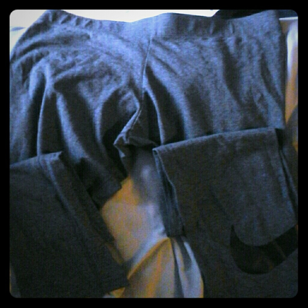 NWOT NIKE CAPRI LEGGINGS SIZE SMALL