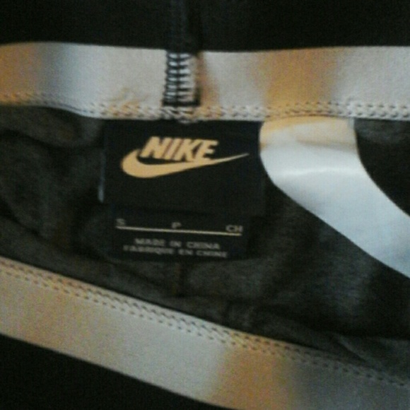 NWOT NIKE CAPRI LEGGINGS SIZE SMALL - Picture 2 of 2
