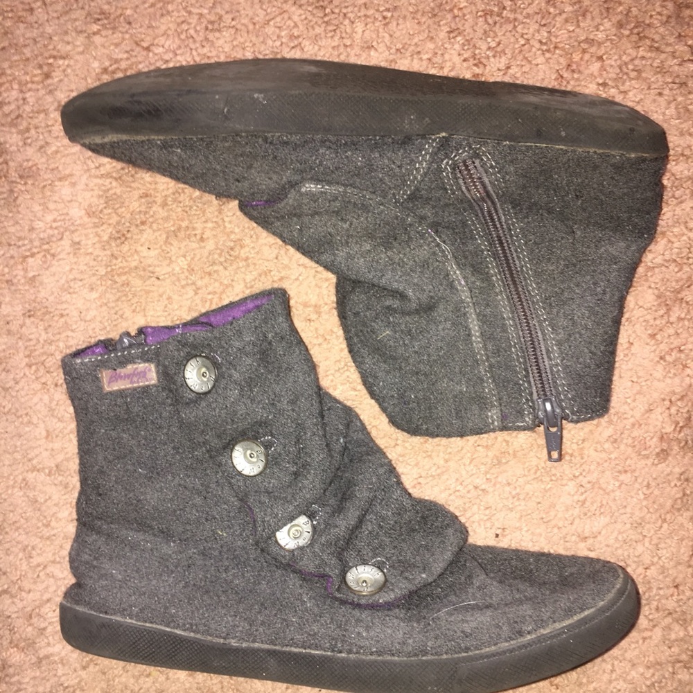 Gray felt booties with buttons