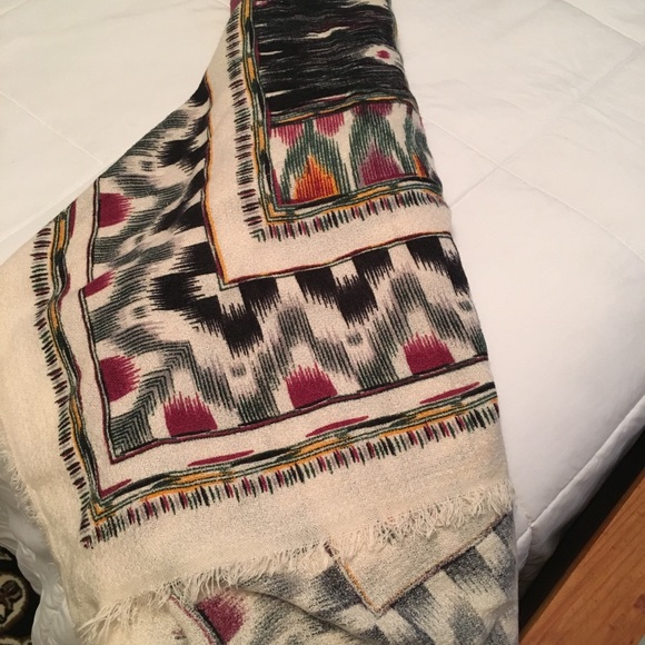 Scarf or shawl - Picture 3 of 3