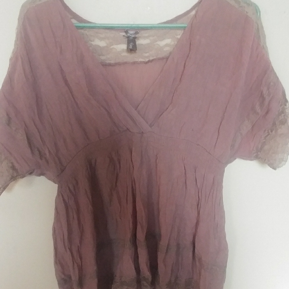 Cute blouse with lace