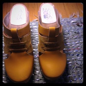 Maguba clogs.