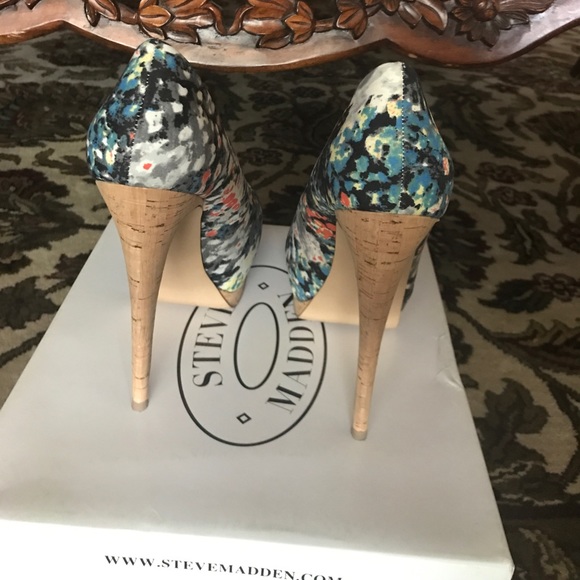 Steve Madden Multi Floral Platform Pumps. Sz 7. - Picture 2 of 8