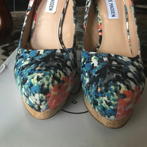 Steve Madden Multi Floral Platform Pumps. Sz 7. - Picture 3 of 8
