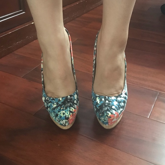 Steve Madden Multi Floral Platform Pumps. Sz 7. - Picture 7 of 8