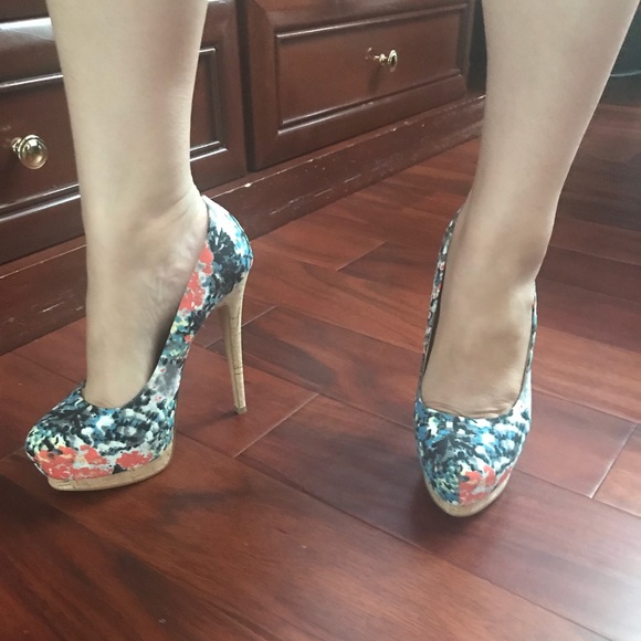 Steve Madden Multi Floral Platform Pumps. Sz 7. - Picture 8 of 8