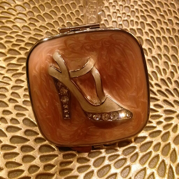 Pink Argentosc compact mirror w/free earrings - Picture 3 of 4