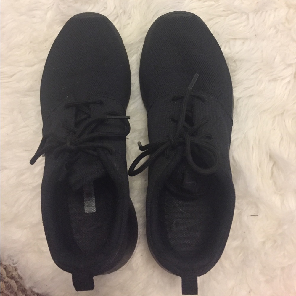 8.5 Nike- all black