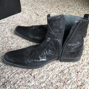 Kenneth Cole reaction leather ankle zipper boots.