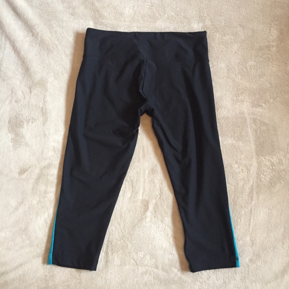 3/$25 🔴 Cropped yoga leggings - Picture 3 of 3