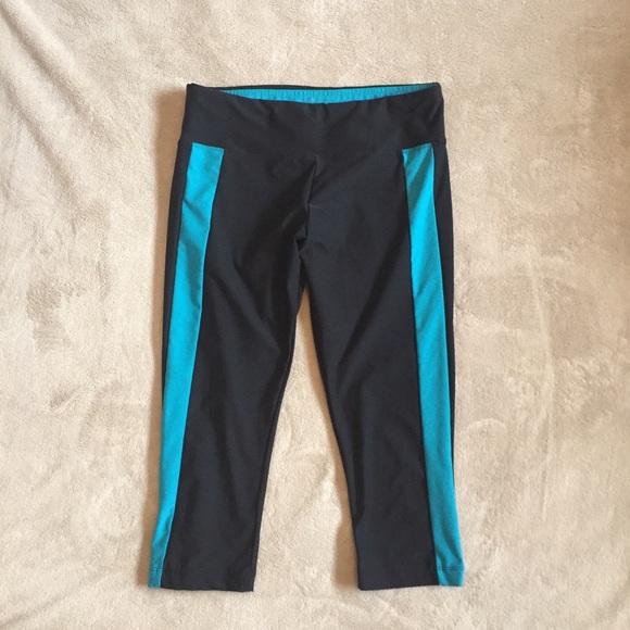 Pants - 3/$25 🔴 Cropped yoga leggings