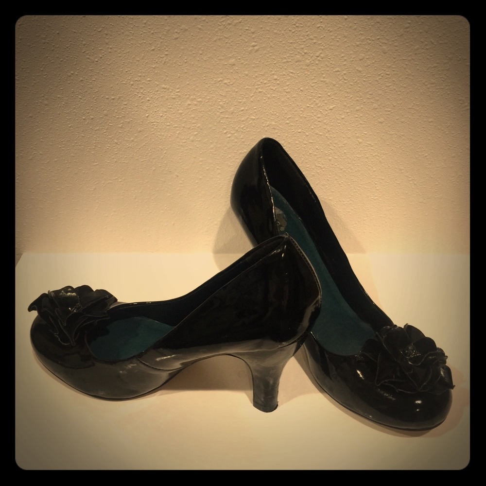 Black shiny heels.