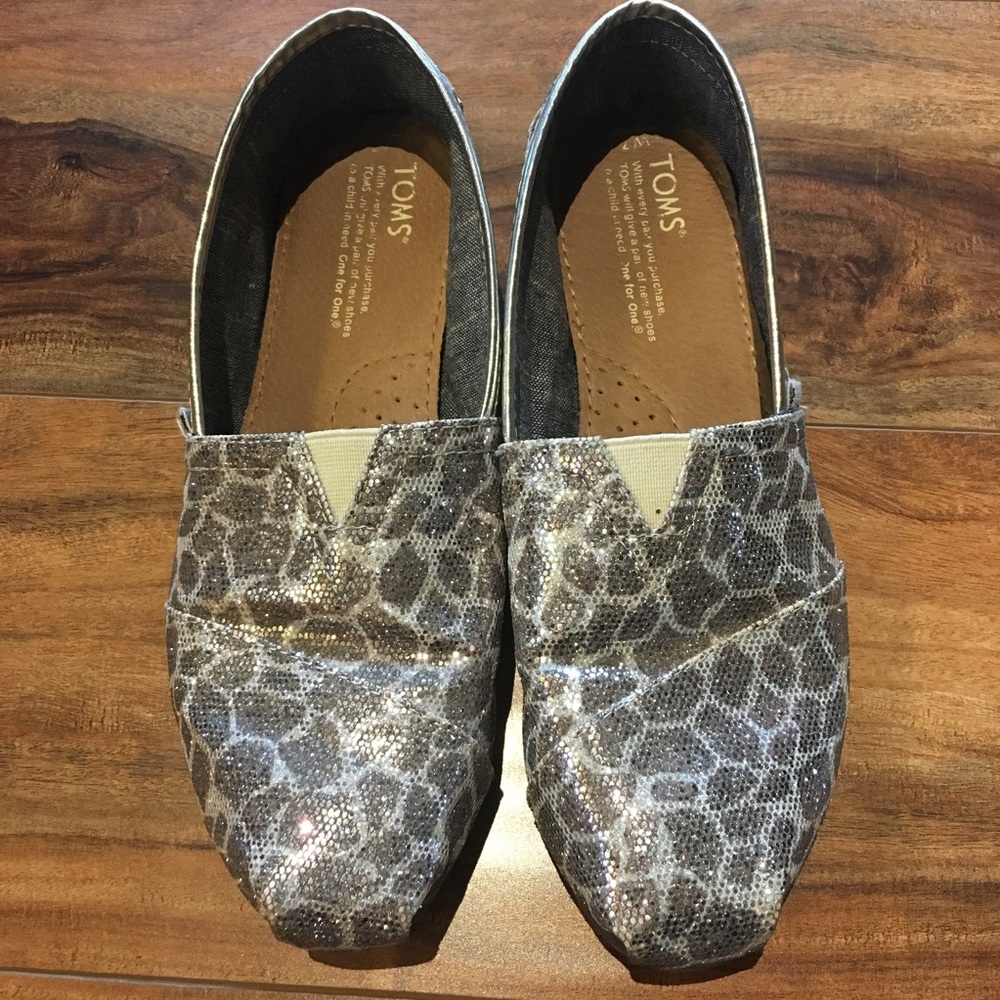 TOMS Glittery Silver Giraffe print- size 7